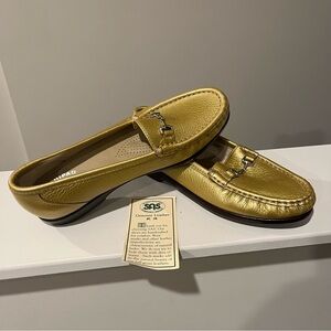 NWOT SAS Tripad Comfort Gold Metallic Loafers - size 7.5